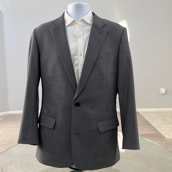 Gray State & Liberty stretch suit. Perfect condition.